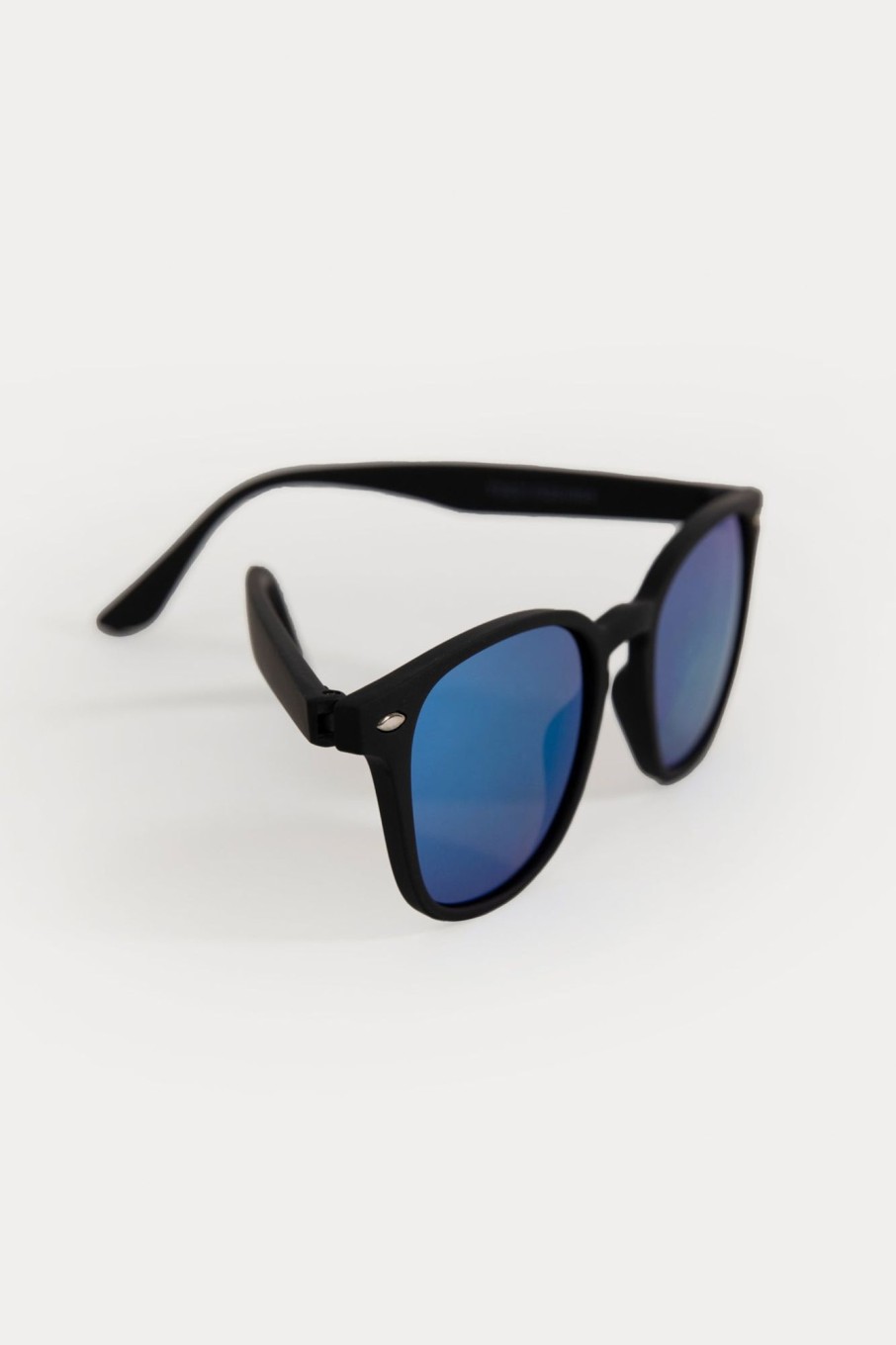 Wholesale Wayfarer Sunglasses Accessories